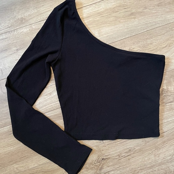 SHEIN Tops - Black one-sleeved cropped top